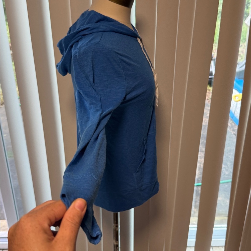 Blue Women's Hoodie old navy size S
#140/3tt - Picture 5 of 10